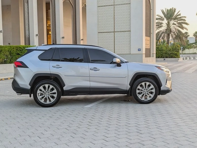 2023 Toyota Rav 4 XLE Premium 4X4 - American Specs - GCC Ready!-17