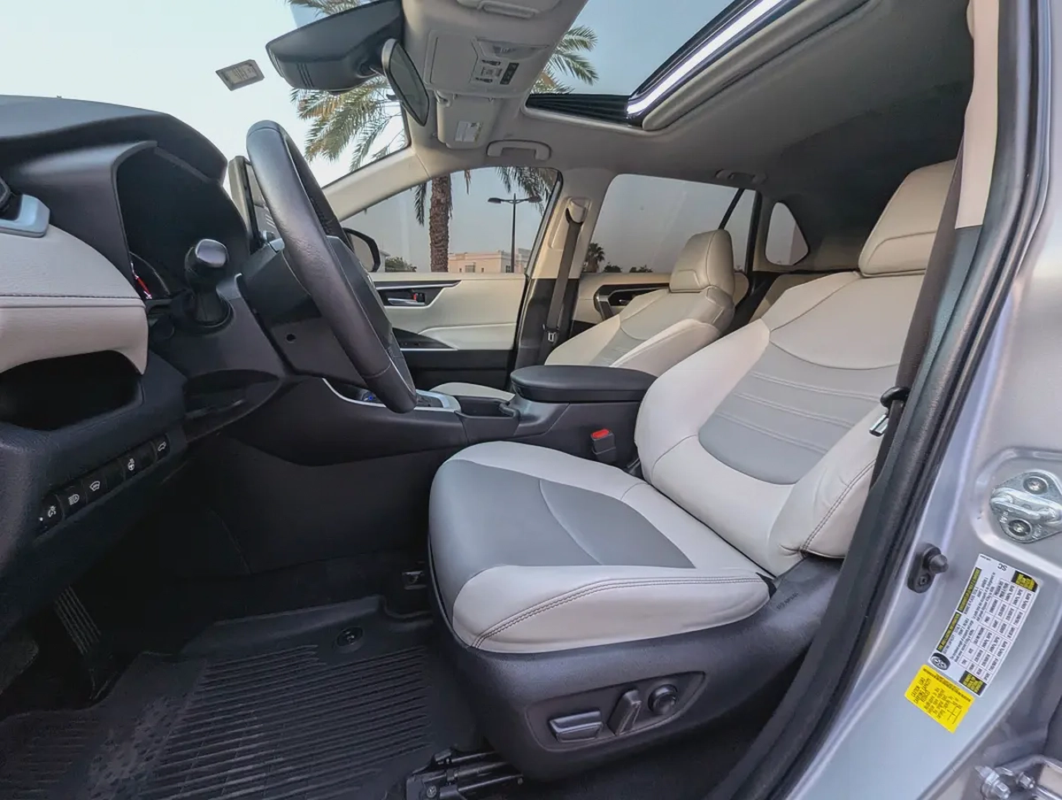 2023 Toyota Rav 4 XLE Premium 4X4 - American Specs - GCC Ready!