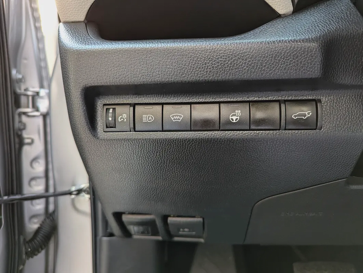 2023 Toyota Rav 4 XLE Premium 4X4 - American Specs - GCC Ready!