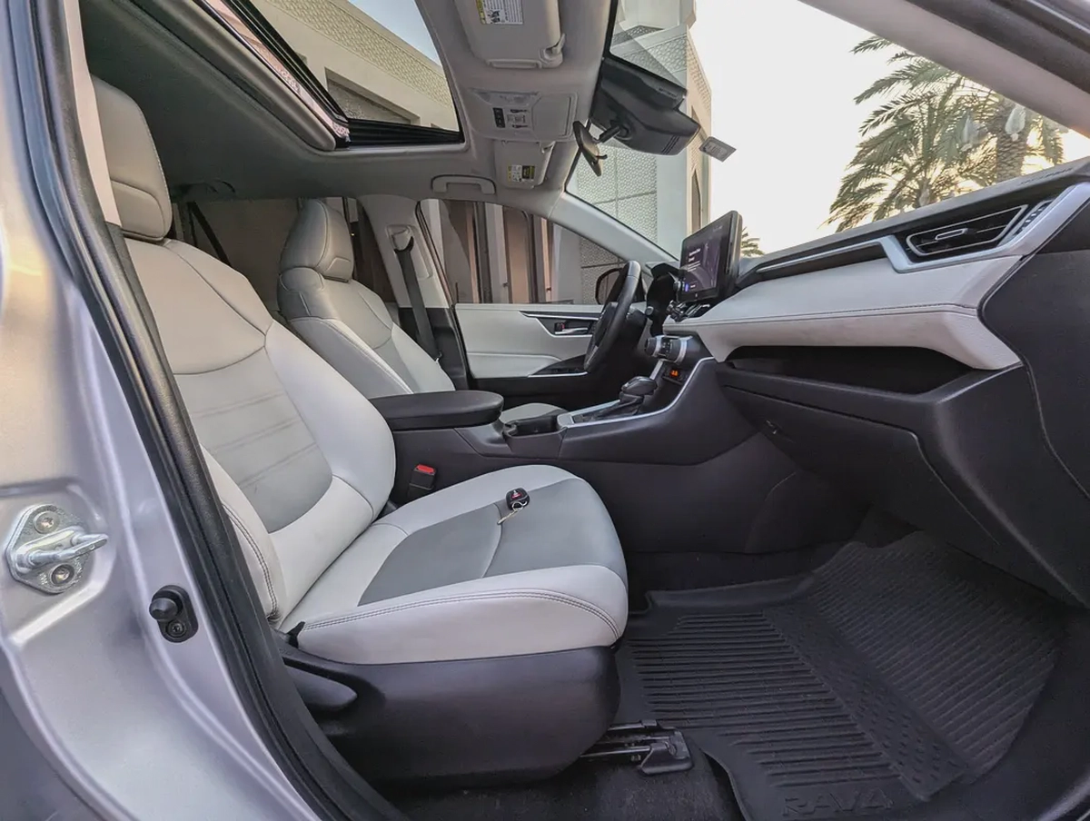 2023 Toyota Rav 4 XLE Premium 4X4 - American Specs - GCC Ready!