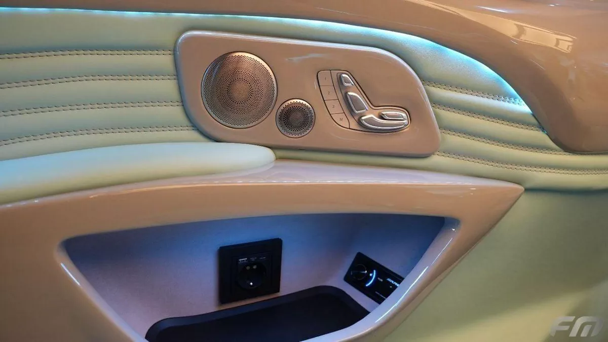Mercedes Benz V300 VIP BUSINESS VAN –  FULL LUXURY OPTION | BRAND NEW | GCC | 2025-10-0