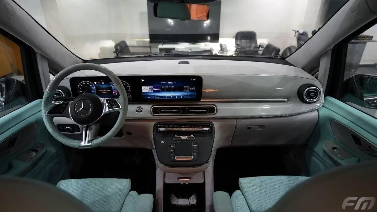 Mercedes Benz V300 VIP BUSINESS VAN –  FULL LUXURY OPTION | BRAND NEW | GCC | 2025-17-0