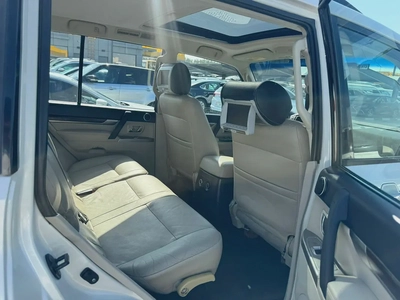 Mitsubshi pajero 2014 fullopshin white color avCC calen car-9