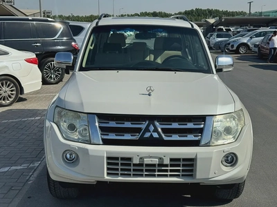 Mitsubshi pajero 2014 fullopshin white color avCC calen car-1