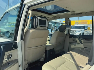 Mitsubshi pajero 2014 fullopshin white color avCC calen car-5