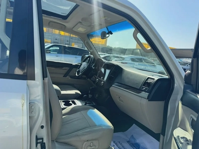 Mitsubshi pajero 2014 fullopshin white color avCC calen car-6