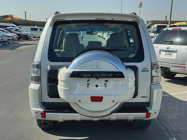 Mitsubshi pajero 2014 fullopshin white color avCC calen car