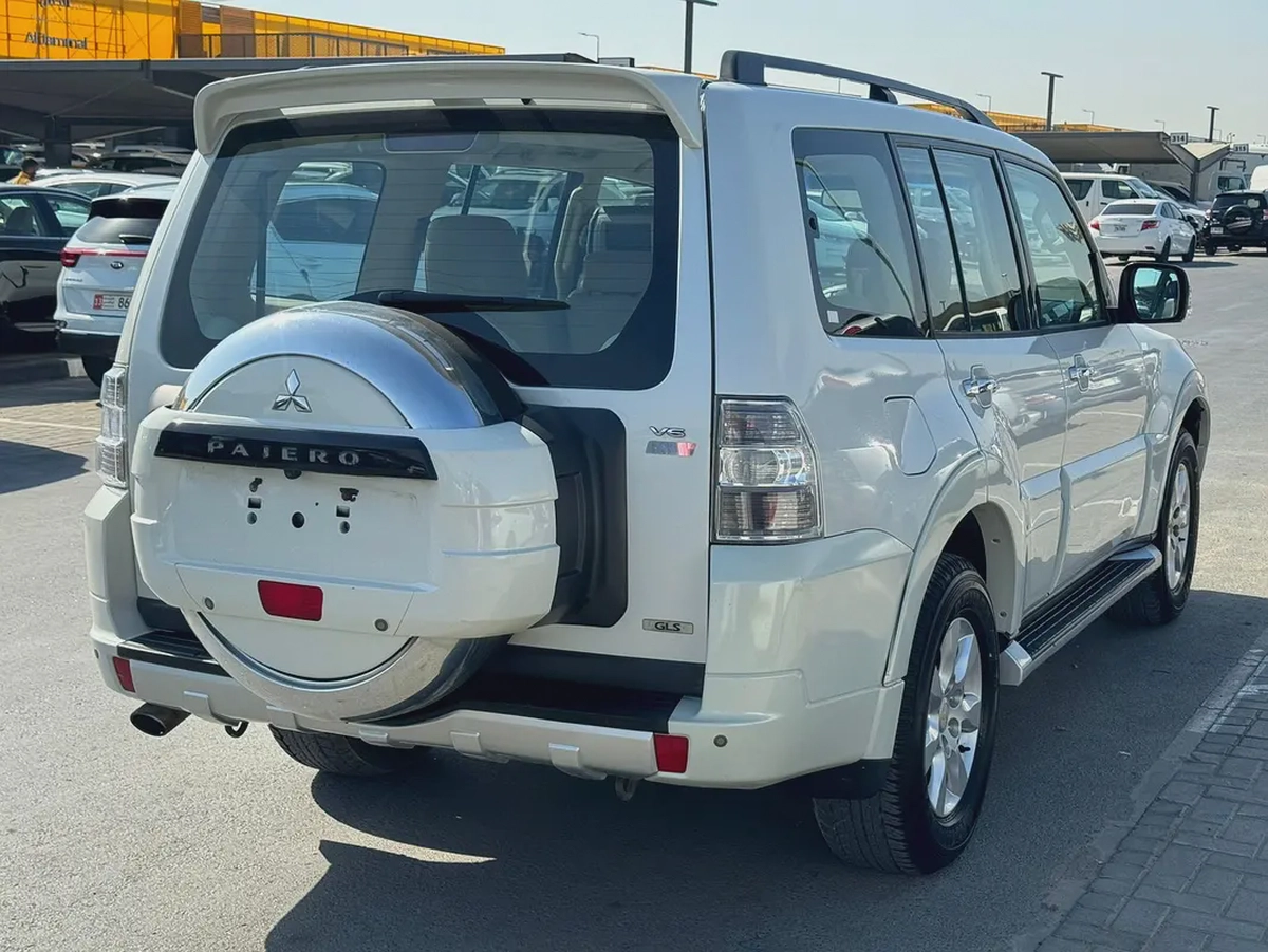 Mitsubshi pajero 2014 fullopshin white color avCC calen car-2-2