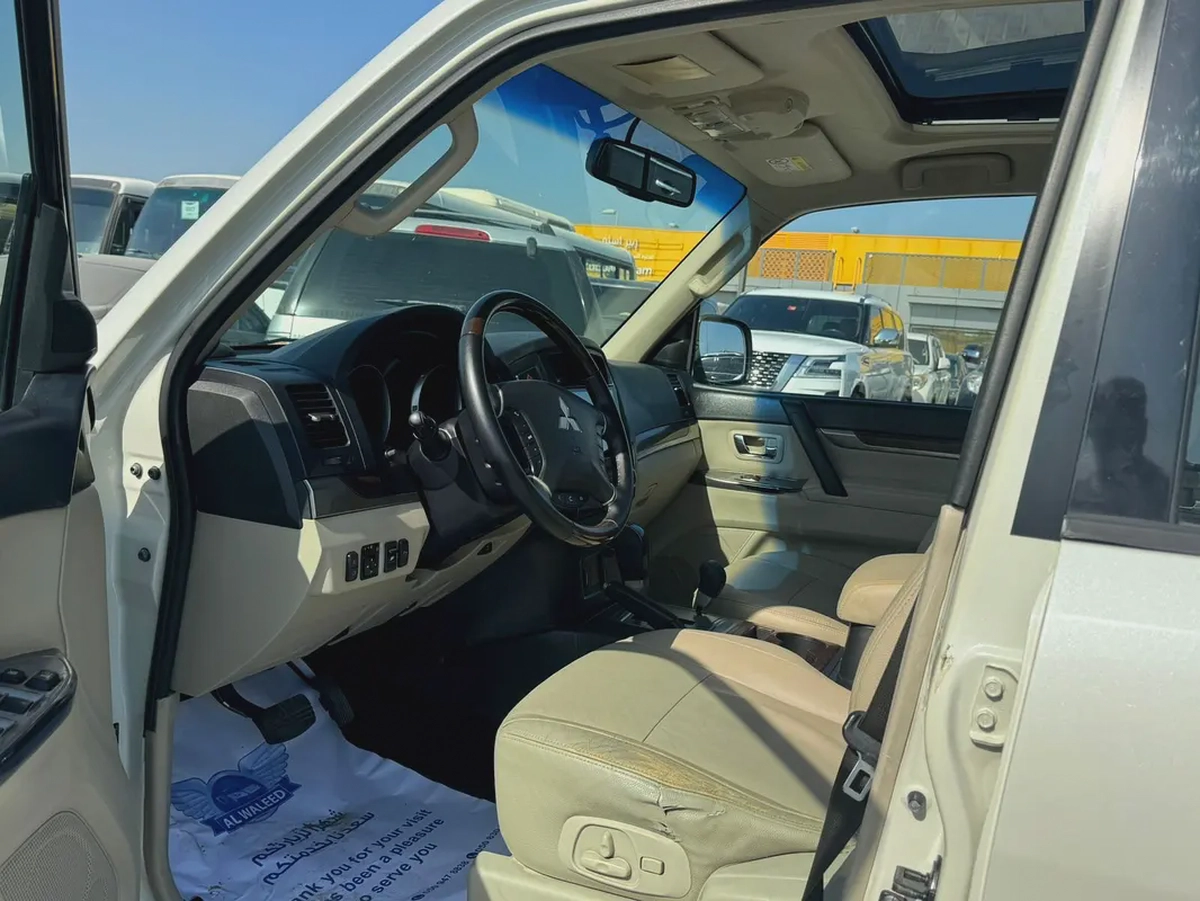 Mitsubshi pajero 2014 fullopshin white color avCC calen car-3-3