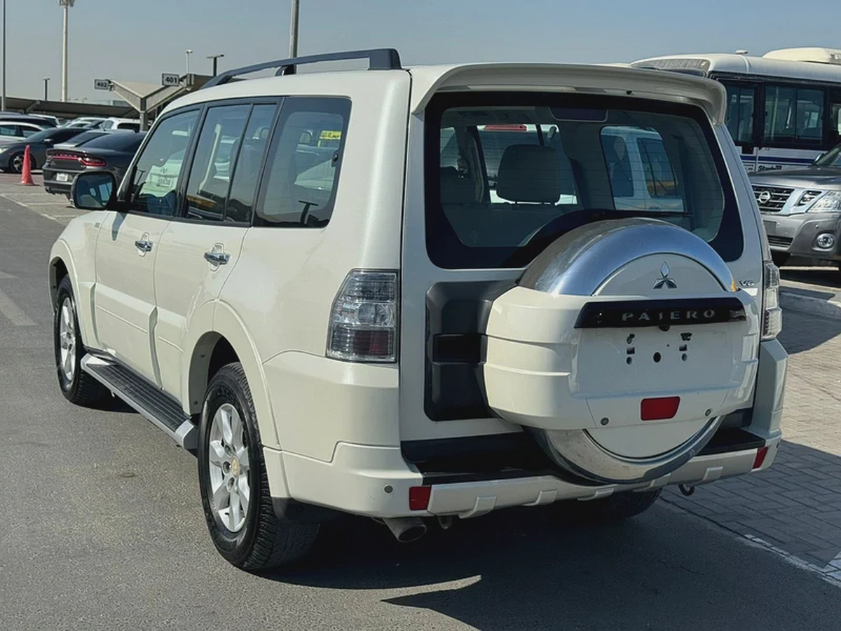 Mitsubshi pajero 2014 fullopshin white color avCC calen car-4-4
