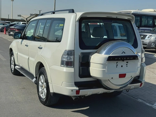 Mitsubshi pajero 2014 fullopshin white color avCC calen car