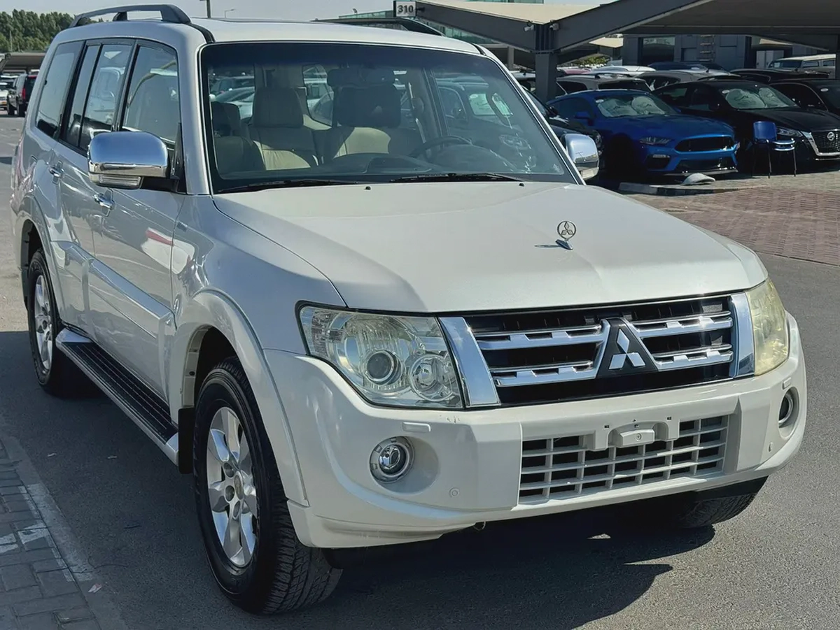 Mitsubshi pajero 2014 fullopshin white color avCC calen car-7-7