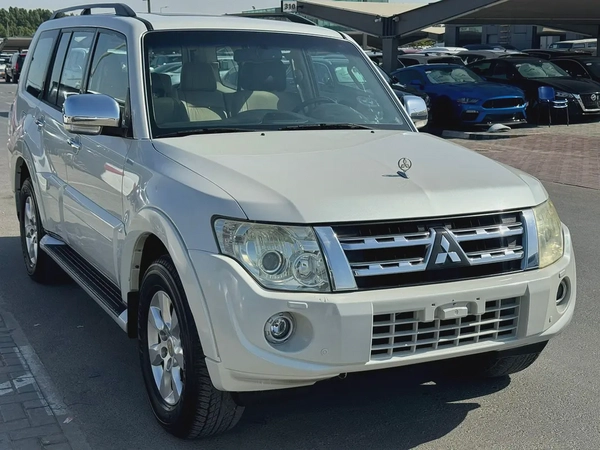 Mitsubshi pajero 2014 fullopshin white color avCC calen car