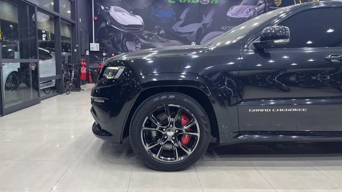 Jeep Grand Cherokee SRT-5-0