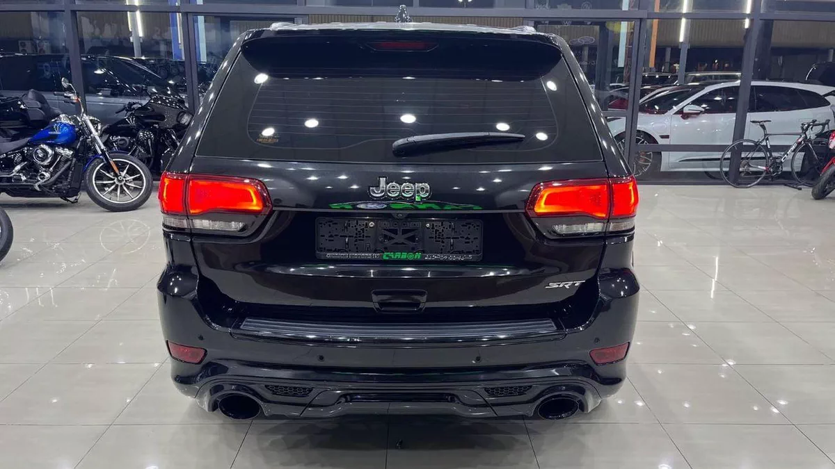 Jeep Grand Cherokee SRT-8-0