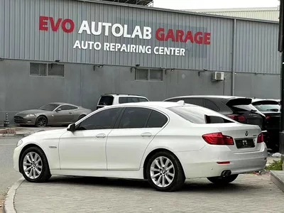 BMW 520i LUXURY 520i GCC Specs - Well Maintained Luxury Sedan-3