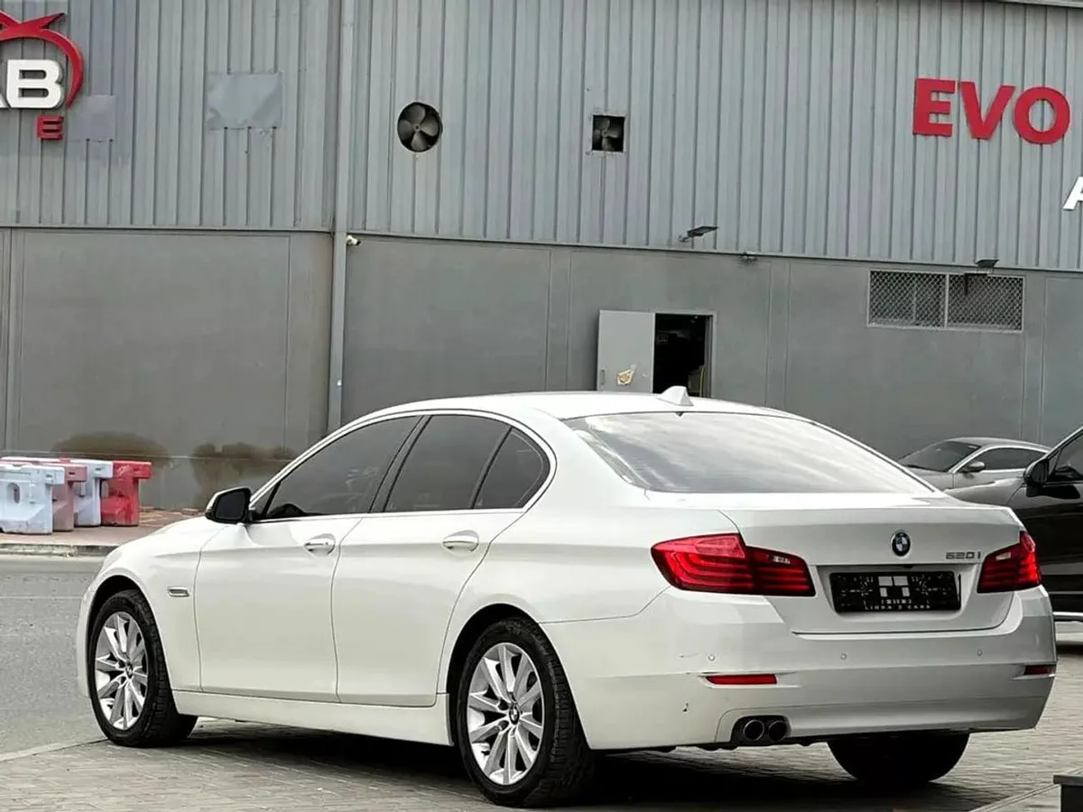 BMW 520i LUXURY 520i GCC Specs - Well Maintained Luxury Sedan-1-0