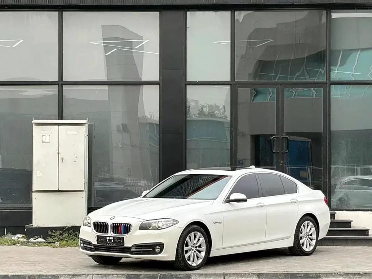 BMW 520i LUXURY 520i GCC Specs - Well Maintained Luxury Sedan-2-0