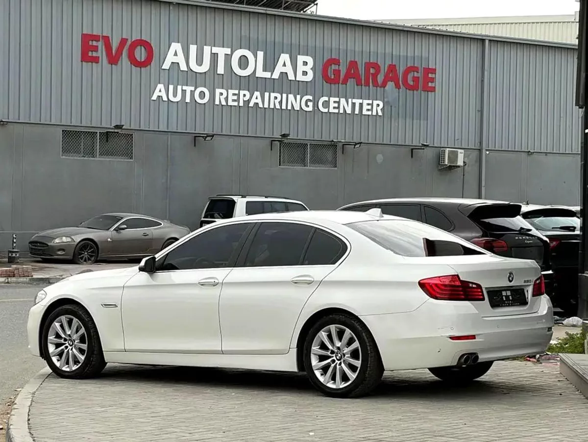 BMW 520i LUXURY 520i GCC Specs - Well Maintained Luxury Sedan-3-0
