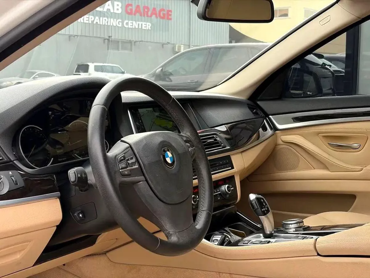 BMW 520i LUXURY 520i GCC Specs - Well Maintained Luxury Sedan-4-0
