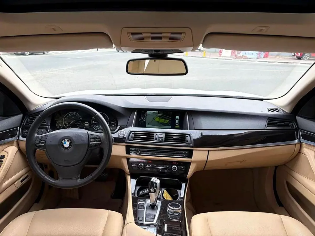 BMW 520i LUXURY 520i GCC Specs - Well Maintained Luxury Sedan-5-0
