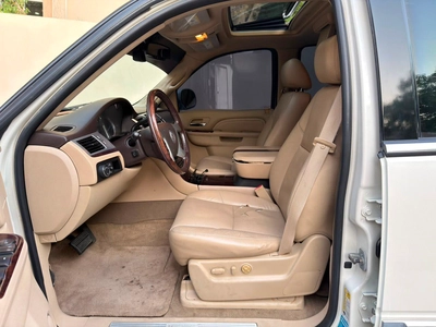 Gulf Specs 2011 CADILLAC ESCALADE PREMIUM 7-Seater, 6.2Litre V8-16