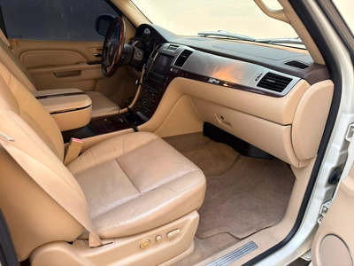 Gulf Specs 2011 CADILLAC ESCALADE PREMIUM 7-Seater, 6.2Litre V8-10