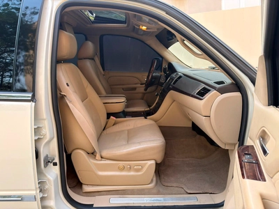 Gulf Specs 2011 CADILLAC ESCALADE PREMIUM 7-Seater, 6.2Litre V8-2
