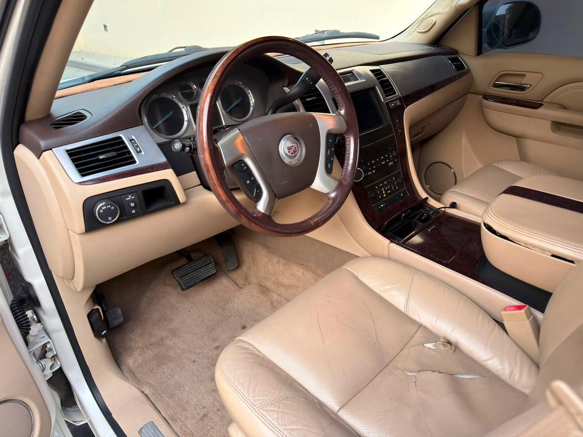 Gulf Specs 2011 CADILLAC ESCALADE PREMIUM 7-Seater, 6.2Litre V8-9-9