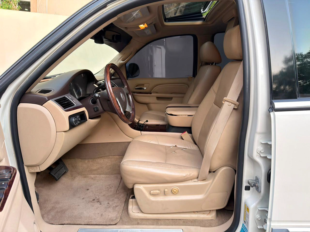 Gulf Specs 2011 CADILLAC ESCALADE PREMIUM 7-Seater, 6.2Litre V8-16-16