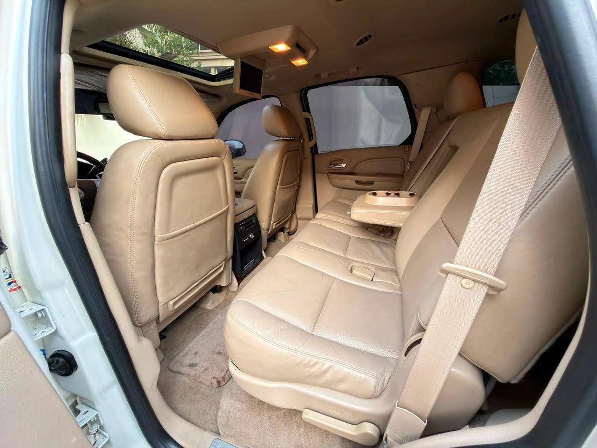 Gulf Specs 2011 CADILLAC ESCALADE PREMIUM 7-Seater, 6.2Litre V8-12-12