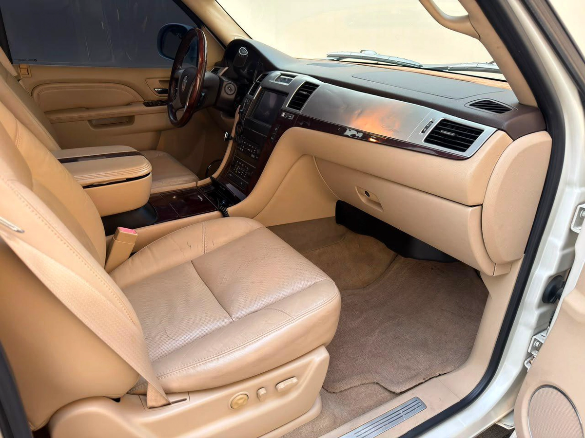 Gulf Specs 2011 CADILLAC ESCALADE PREMIUM 7-Seater, 6.2Litre V8-10-10