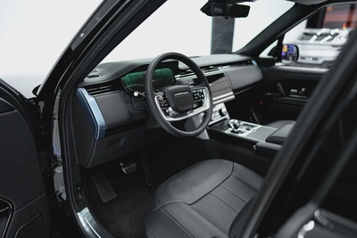 MIDDLE EAST SPECS | 2023 RANGE ROVER SV P530 | REAR TVS | LEG REST TWO TONE INTERIOR |-7
