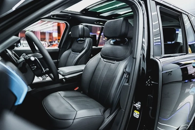 MIDDLE EAST SPECS | 2023 RANGE ROVER SV P530 | REAR TVS | LEG REST TWO TONE INTERIOR |-8
