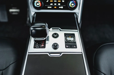 MIDDLE EAST SPECS | 2023 RANGE ROVER SV P530 | REAR TVS | LEG REST TWO TONE INTERIOR |-12