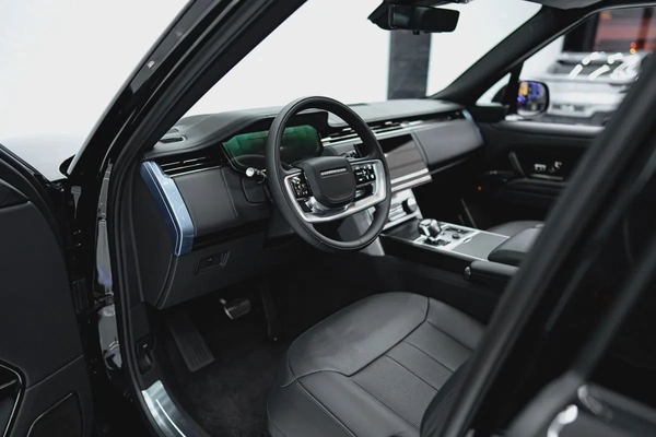 MIDDLE EAST SPECS | 2023 RANGE ROVER SV P530 | REAR TVS | LEG REST TWO TONE INTERIOR |