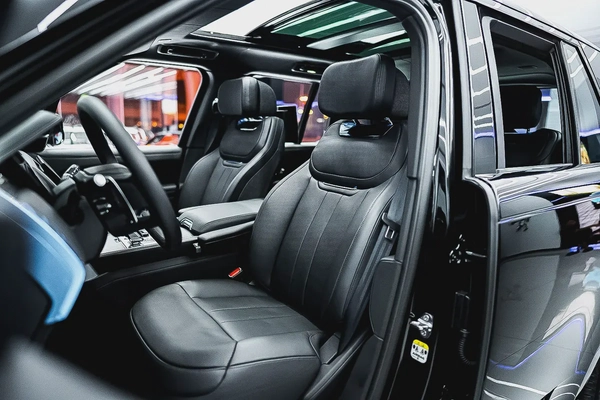 MIDDLE EAST SPECS | 2023 RANGE ROVER SV P530 | REAR TVS | LEG REST TWO TONE INTERIOR |