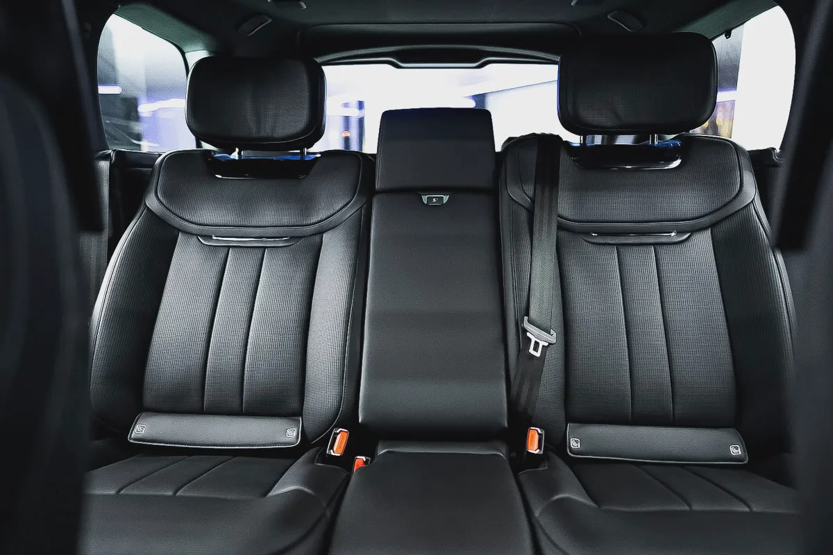 MIDDLE EAST SPECS | 2023 RANGE ROVER SV P530 | REAR TVS | LEG REST TWO TONE INTERIOR |-10-10