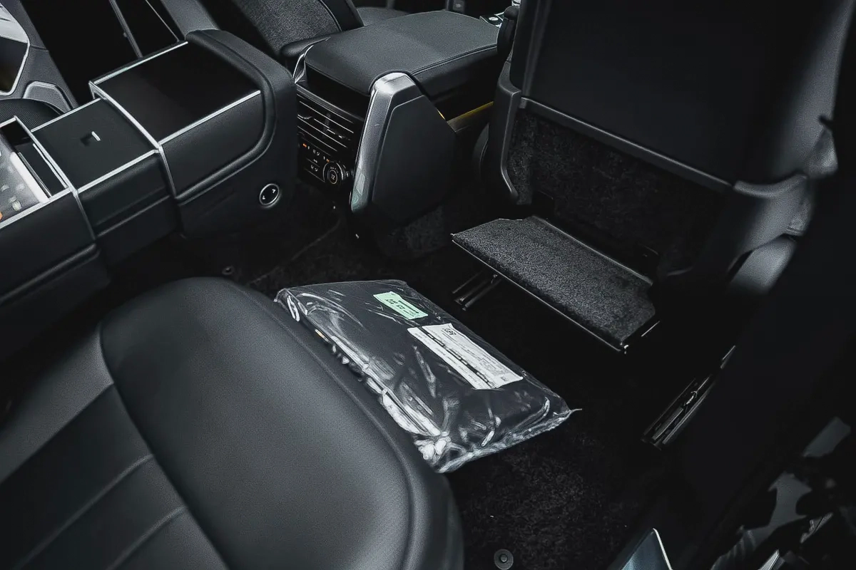 MIDDLE EAST SPECS | 2023 RANGE ROVER SV P530 | REAR TVS | LEG REST TWO TONE INTERIOR |-11-11