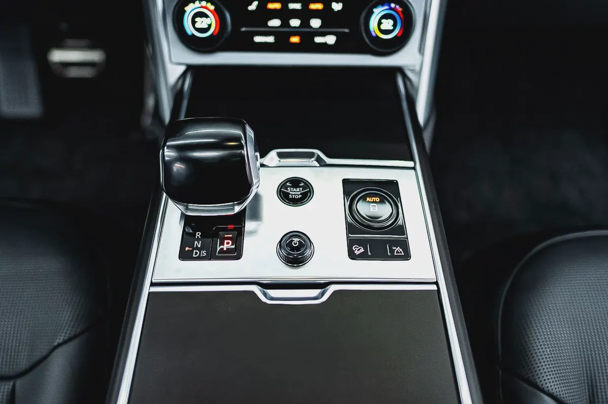 MIDDLE EAST SPECS | 2023 RANGE ROVER SV P530 | REAR TVS | LEG REST TWO TONE INTERIOR |-12-12
