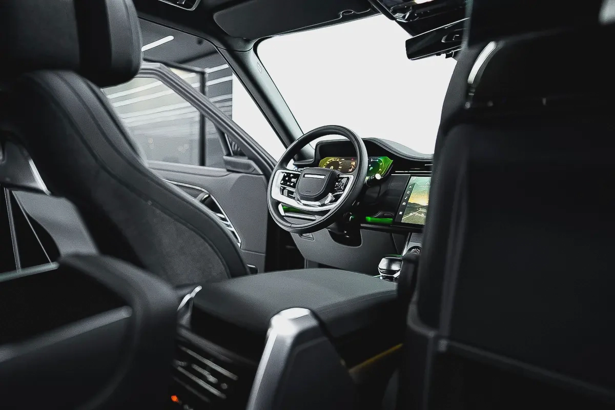 MIDDLE EAST SPECS | 2023 RANGE ROVER SV P530 | REAR TVS | LEG REST TWO TONE INTERIOR |-15-15