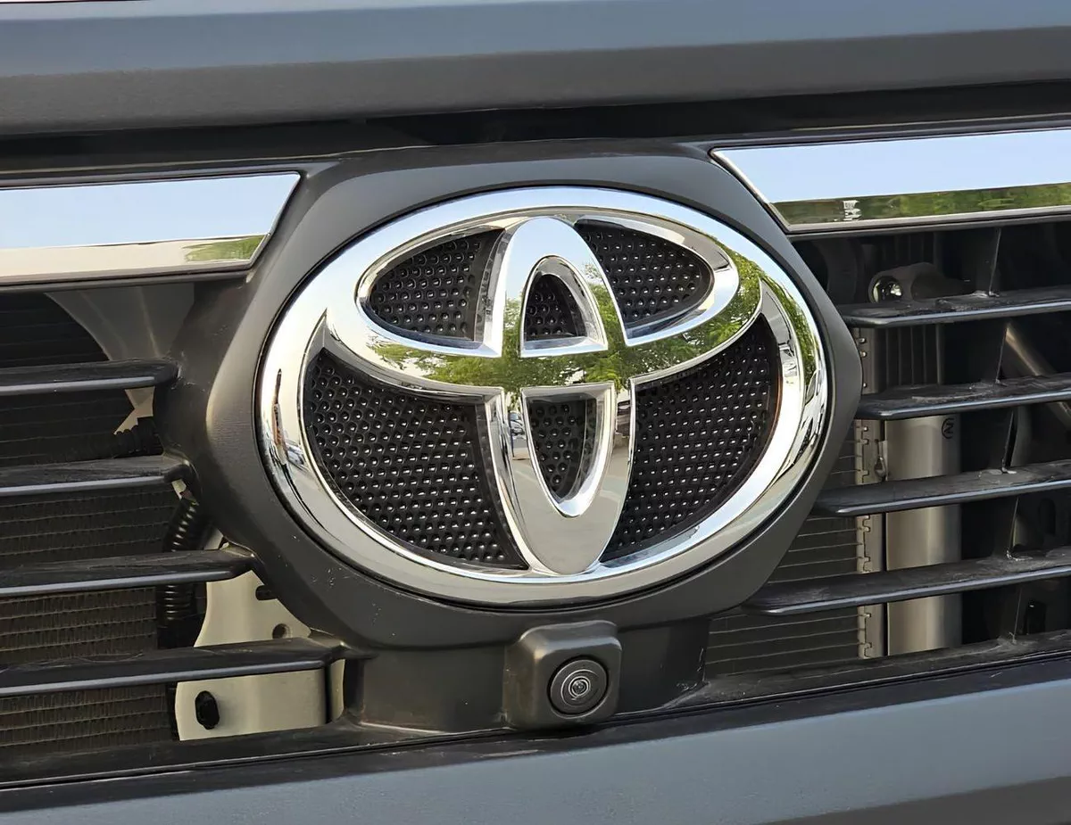 Toyota Hilux ADVENTURE EXL DOUBLE CABIN || 4.0L V6 PETROL | AIR COMPRESSOR | ROLLBAR | 360*CAMERA | FR&RR P/SENSOR (CODE#HP-6-0