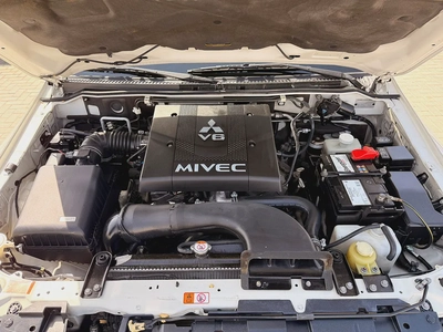 Mitsubishi Pajero GLS V6 3.8 Full Options 7 Seater 2014 Model GCC Specs With Partial Service History-19