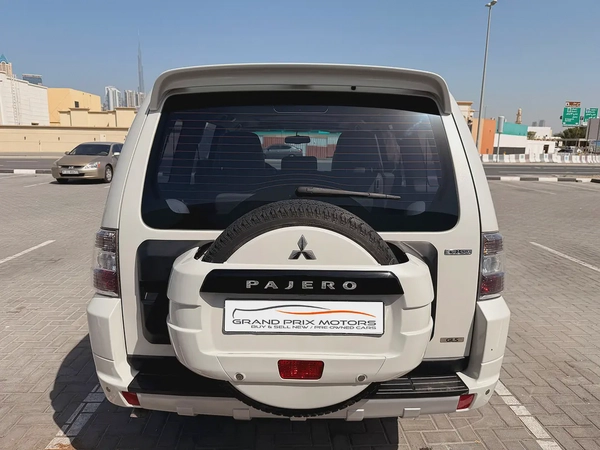 Mitsubishi Pajero GLS V6 3.8 Full Options 7 Seater 2014 Model GCC Specs With Partial Service History