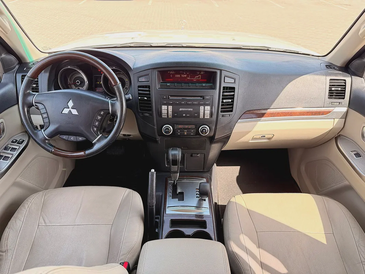 Mitsubishi Pajero GLS V6 3.8 Full Options 7 Seater 2014 Model GCC Specs With Partial Service History-12-12