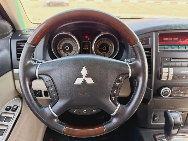 Mitsubishi Pajero GLS V6 3.8 Full Options 7 Seater 2014 Model GCC Specs With Partial Service History