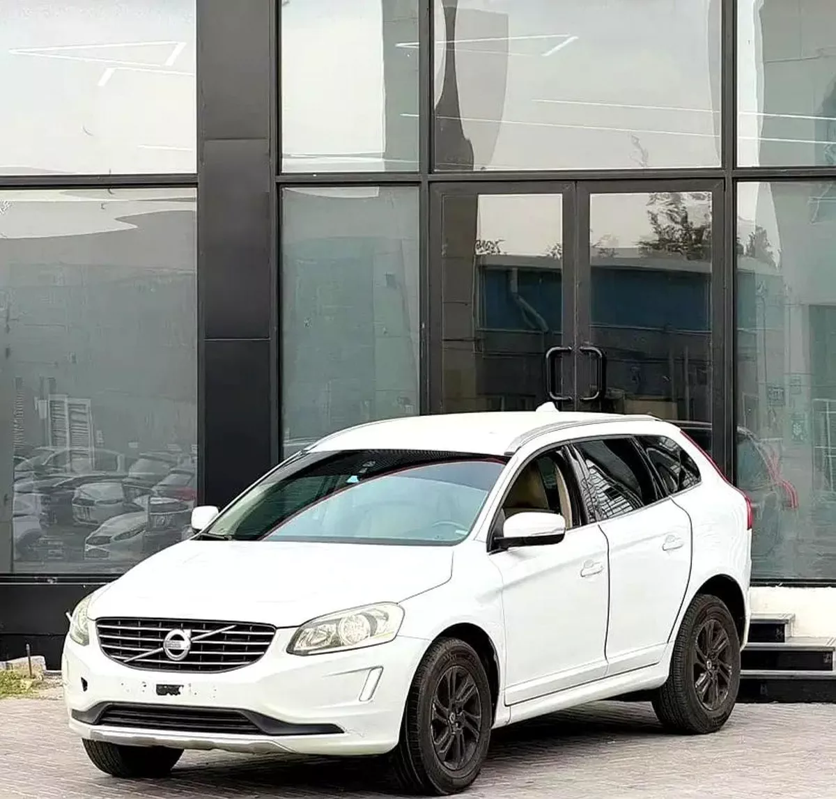 Volvo XC60 PREMIUM GCC Specs - Reliable Luxury SUV in Excellent Condition-1-0