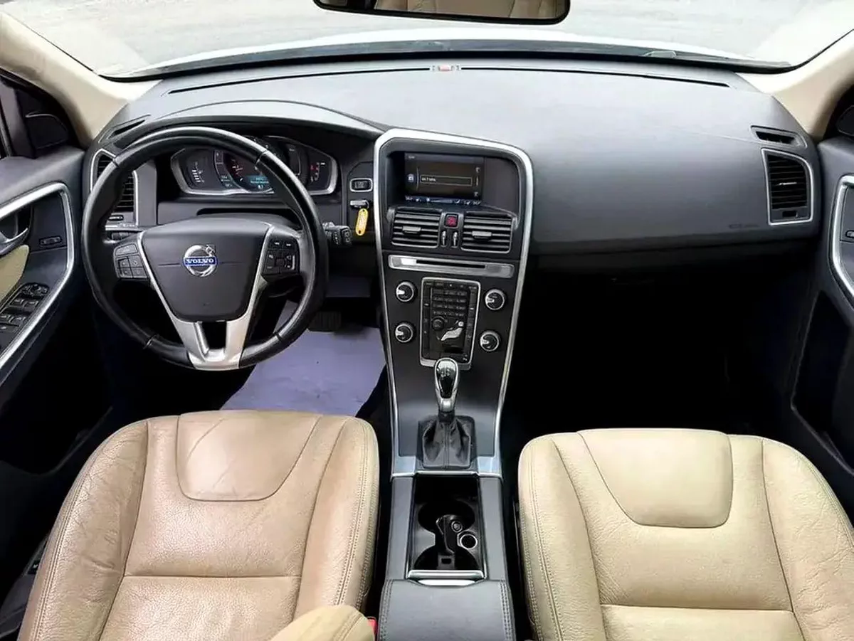 Volvo XC60 PREMIUM GCC Specs - Reliable Luxury SUV in Excellent Condition-3-0