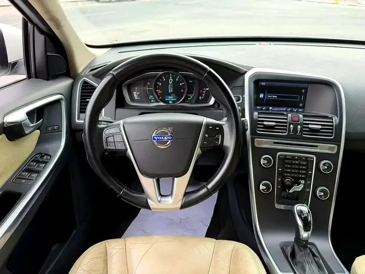 Volvo XC60 PREMIUM GCC Specs - Reliable Luxury SUV in Excellent Condition-4-0