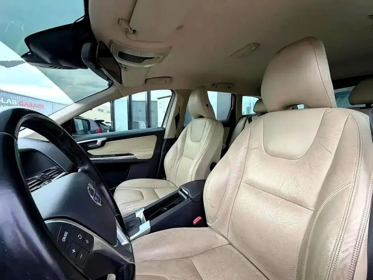Volvo XC60 PREMIUM GCC Specs - Reliable Luxury SUV in Excellent Condition-5-0